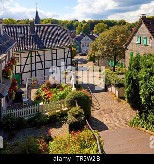 Vista dalla chiesa le scale che portano al centro storico della città di Graefrath, in Germania, in Renania settentrionale-Vestfalia, Bergisches Land, Solingen Foto Stock