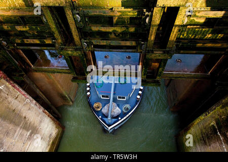 Nave da carico lasciando il blocco Grosse Schleuse Friedrichsfeld, Wesel-Datteln Canal, in Germania, in Renania settentrionale-Vestfalia, la zona della Ruhr, Voerde Foto Stock