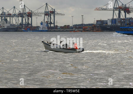 Fischerman in una barca da pesca sul fiume Elba nel porto di Amburgo, Germania, Amburgo Foto Stock