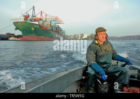 Fischerman in una barca da pesca sul fiume Elba nel porto di Amburgo, Germania, Amburgo Foto Stock