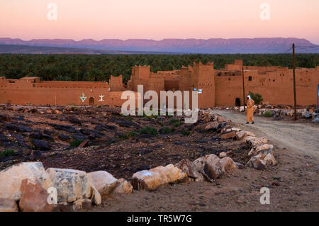 Case di fango nel villaggio berbero Tissergate, Marocco, Zagora Foto Stock