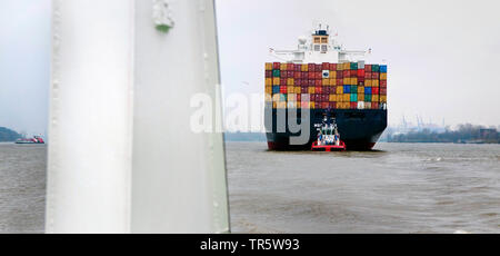 La nave portacontainer MSC Parigi con rimorchiatore a traino sul fiume Elba, Germania Amburgo Foto Stock