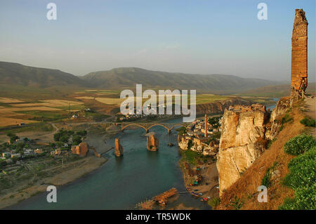 Hasankeyf sul fiume Tigri con ponte distrutto e minareto, città sarà allagato dalla prevista della diga di Ilisu, Anatolia sudorientale Progetto, Turchia, Anatolia, Batman, Hasankeyf Foto Stock