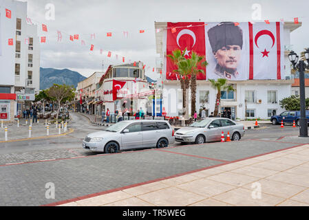 Ritratto di Mustafa Kemal Atatuerk su una bandiera turca, Cipro, Nordzypern, Girne Foto Stock