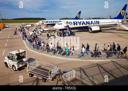 Aeroporto Frankfurt-Hahn, passeggeri entrando in una macchina di Ryan Air, in Germania, in Renania Palatinato, Frankfurt-Hahn Foto Stock