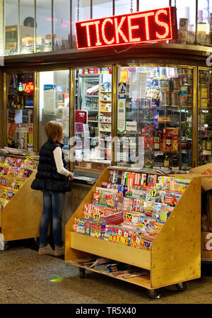 Chiosco per la stazione principale di Wuppertal, Germania Renania settentrionale-Vestfalia, Bergisches Land, Wuppertal Foto Stock