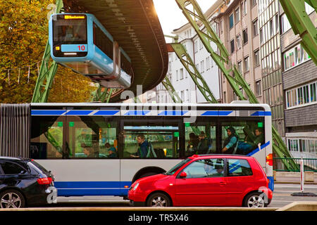 Sospensione monorotaie, autobus e automobili a Wuppertal, Germania, Renania settentrionale-Vestfalia, Bergisches Land, Wuppertal Foto Stock