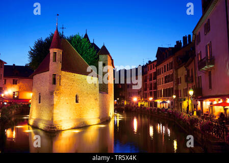 Ristorante nel centro della città vecchia di Annecy presso l'edificio palazzo del 'l'isola. La Francia in serata, Francia, Savoie, Haute-Savoie, Annecy Foto Stock