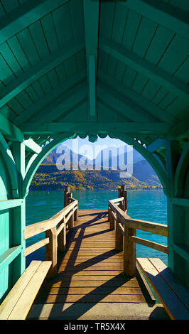Rifugio sul pontile presso il lago di Annecy in autunno, Francia, Savoie, Haute Savoie, Duingt Foto Stock
