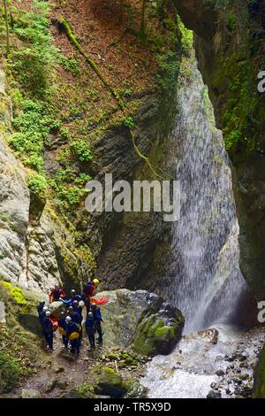 Canyoning sull'acqua caduta di Angon vicino alla città di Annecy nel nord delle Alpi francesi. La Francia. Signor, Francia, Savoie, Haute-Savoie, Annecy Foto Stock