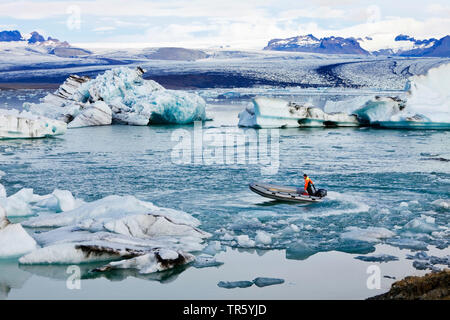 Gletscherlagune con barca di gomma, Joekulsarlon, Vatnajoekull-Nationalpark, Islanda, Est Islanda, Hornarfjoerdur, Vatnajoekull Parco Nazionale Foto Stock