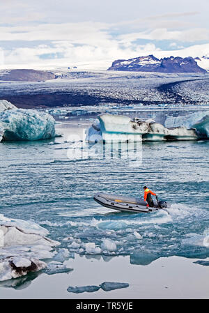 Gletscherlagune con barca di gomma, Joekulsarlon, Vatnajoekull-Nationalpark, Islanda, Est Islanda, Hornarfjoerdur, Vatnajoekull Parco Nazionale Foto Stock