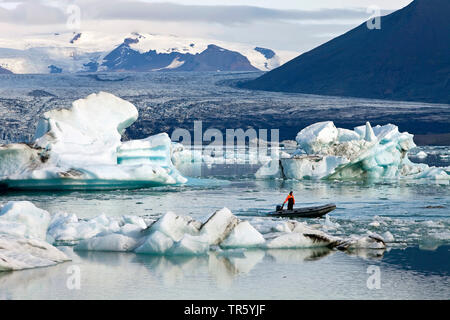 Gletscherlagune con barca di gomma, Joekulsarlon, Vatnajoekull-Nationalpark, Islanda, Est Islanda, Hornarfjoerdur, Vatnajoekull Parco Nazionale Foto Stock