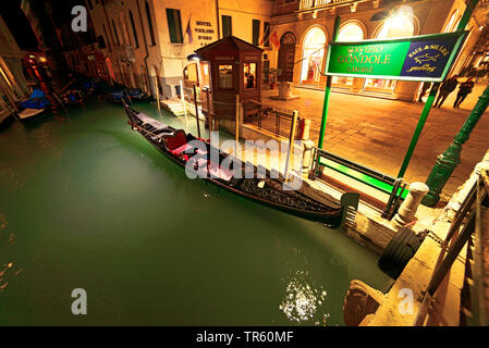 Gondole di notte in un canale vicino al place San Marco di notte, Italia, Venezia Foto Stock