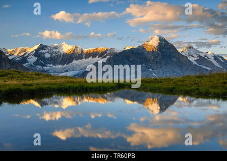 Eiger, Moench e Jungfrau riflettendo in un lago di montagna, Svizzera Oberland bernese Foto Stock