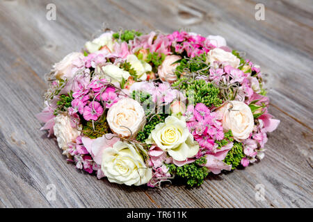 Corpino di fiori con rose e rosa Foto Stock