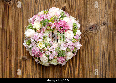 Corpino di fiori con rose e rosa Foto Stock