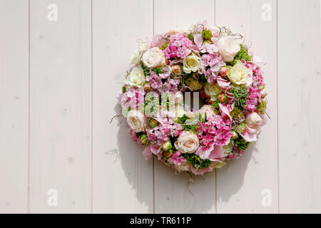 Corpino di fiori con rose e rosa Foto Stock