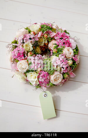 Corpino di fiori con rose e rosa con etichetta prezzo Foto Stock