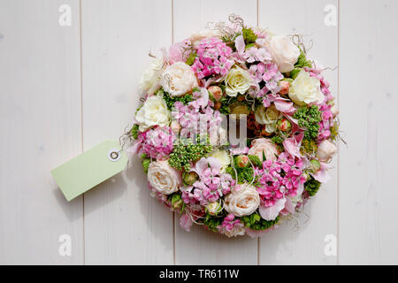 Corpino di fiori con rose e rosa con etichetta prezzo Foto Stock