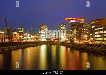 Medienhafen a Duesseldorf di notte, in Germania, in Renania settentrionale-Vestfalia, Duesseldorf Foto Stock