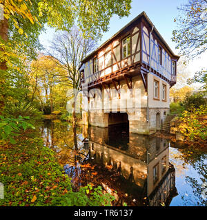 Eller castello, casa-barca in autunno, in Germania, in Renania settentrionale-Vestfalia, Duesseldorf Foto Stock