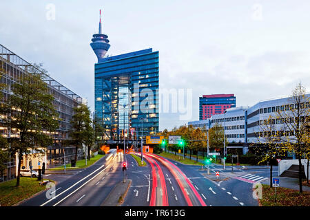 La torre della televisione e Rheinturm Stadttor, sede dei primi ministri del Land Renania settentrionale-Vestfalia, in serata, in Germania, in Renania settentrionale-Vestfalia, Duesseldorf Foto Stock