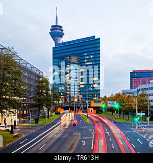 La torre della televisione e Rheinturm Stadttor, sede dei primi ministri del Land Renania settentrionale-Vestfalia, in serata, in Germania, in Renania settentrionale-Vestfalia, Duesseldorf Foto Stock