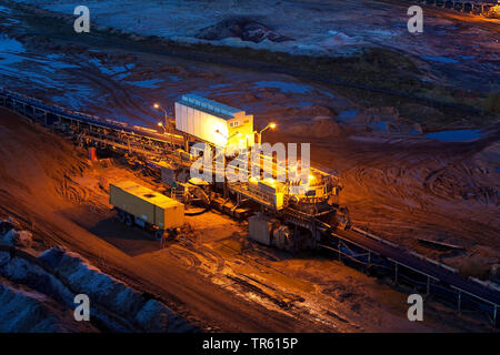 Carbone marrone miniere di superficie di sera, in Germania, in Renania settentrionale-Vestfalia, Garzweiler, Juechen Foto Stock