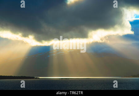 Raggi di sole rottura attraverso le nuvole, Norvegia, Troms, Tromsoe Foto Stock