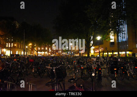Parcheggio per biciclette ad Amsterdam di notte, Paesi Bassi Paesi Bassi del Nord, Amsterdam Foto Stock
