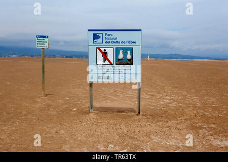 Segno "Tenere fuori!' al Delta del Ebro, Punta del Fangar, Deltebre, Costa Dorada, Spagna, Katalonia, Ebrodelta Foto Stock