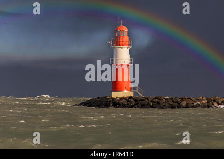 Rainbow sopra il faro orientale sul molo di Warnemuende, Germania, Meclemburgo-Pomerania, Rostock Foto Stock