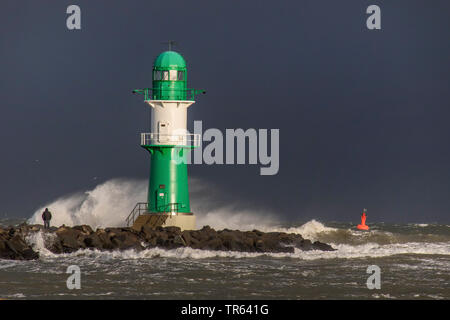 Faro sul molo di Warnemuende in tempesta, Germania, Meclemburgo-Pomerania, Rostock Foto Stock