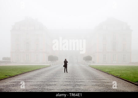 L'uomo Scattare foto nella parte anteriore di Augustusburg palace di nebbia, Germania, nella Renania settentrionale-Vestfalia e nella Renania, Bruehl Foto Stock