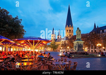 Beethoven monumento sulla Muensterplatz e Bonn Minster in serata, in Germania, in Renania settentrionale-Vestfalia, Bonn Foto Stock