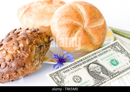 Pane rotolo s con 1 dollaro, fiordaliso e orzo, STATI UNITI D'AMERICA Foto Stock