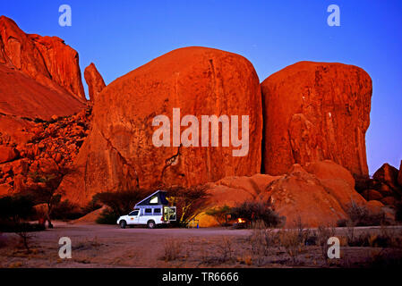 Caravan a Spitzkoppe, Namibia, Damaraland, Erongo, Spitzkoppe Foto Stock