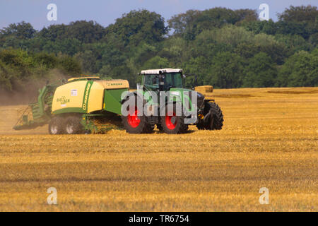 La rotopressa su raccolte cornfield, Germania Foto Stock