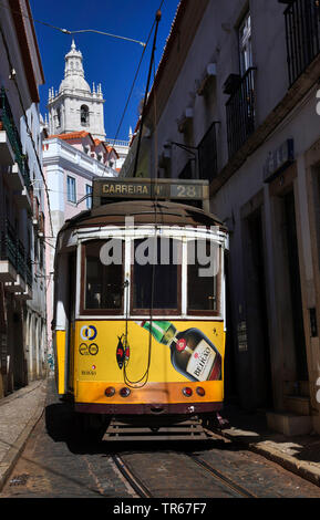 Remodelado tram sulla linea 28, Portogallo, Lisbona Foto Stock
