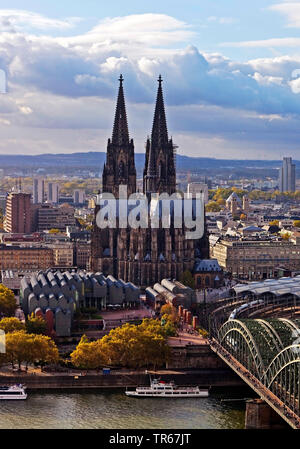 Panorama della città con la cattedrale di Colonia, ponte di Hohenzollern e Reno, Germania, nella Renania settentrionale-Vestfalia e nella Renania, Colonia Foto Stock