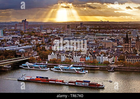 Vista della città con le navi sul fiume Reno, in Germania, nella Renania settentrionale-Vestfalia e nella Renania, Colonia Foto Stock