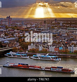 Vista della città con le navi sul fiume Reno, in Germania, nella Renania settentrionale-Vestfalia e nella Renania, Colonia Foto Stock