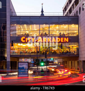 Shopping Mall City-Arkaden Wuppertal in serata, in Germania, in Renania settentrionale-Vestfalia, Bergisches Land, Wuppertal Foto Stock