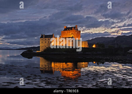 Castello Eilean Donan in Scitland az tramonto, Regno Unito, Scozia Foto Stock
