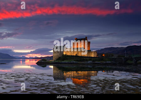 Castello Eilean Donan in Scitland az tramonto, Regno Unito, Scozia Foto Stock