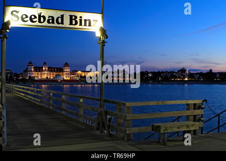 Binz Pier in serata, Kurhaus Binz in background, Germania, Meclemburgo-Pomerania, Ruegen, Binz Foto Stock