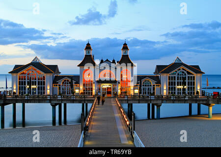 Molo di Sellin al crepuscolo, Germania, Meclemburgo-Pomerania, Ruegen, Sellin Foto Stock