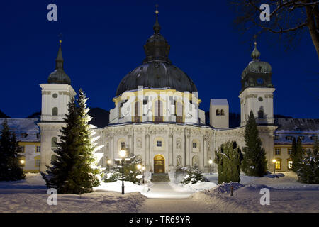 Illuminata Monastero Ettal in inverno di notte, in Germania, in Baviera, Alta Baviera, Baviera superiore Foto Stock