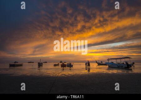 Barche in mare al tramonto, Koh Nang Yuan vicino a Koh Tao, Golfo di Thailandia, Tailandia Foto Stock
